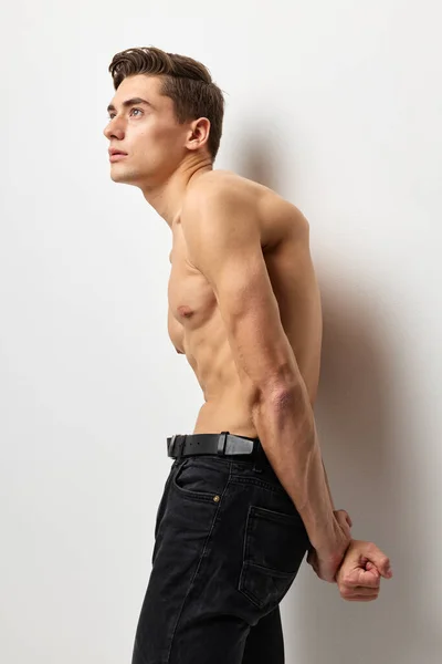 Hombre en topless pantalones negros músculos aspecto atractivo — Foto de Stock