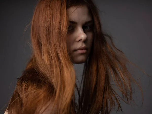 Рыжие волосы красивая женщина серого фона портрет крупным планом — стоковое фото