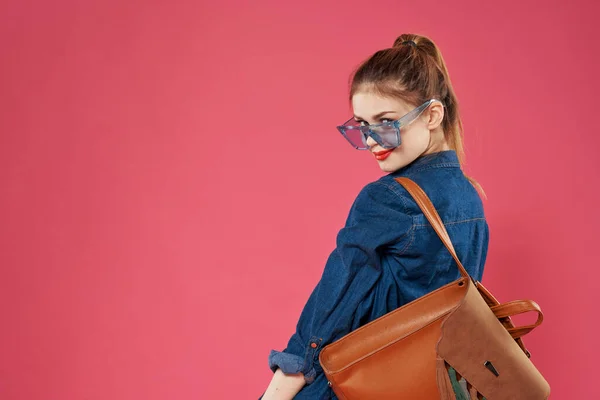 Emocjonalna kobieta nosi okulary modne ubrania plecak zabawy studencki styl życia — Zdjęcie stockowe