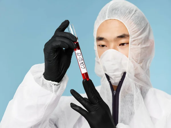 Чоловічий лабораторний технік захисний костюм аналізу крові ковад-19 огляд — стокове фото