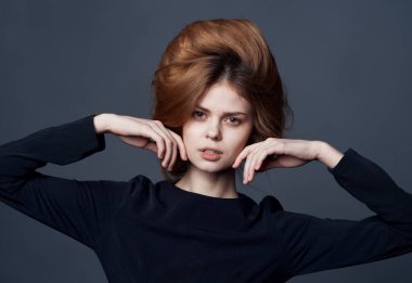 Güzel, zarif, şık, modaya uygun, çekici bir gece elbisesi.