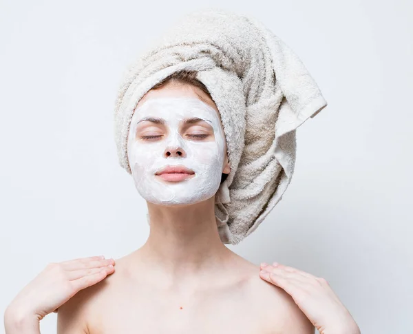 Красивая женщина увлажняющий крем для лица белая маска голые плечи полотенца — стоковое фото