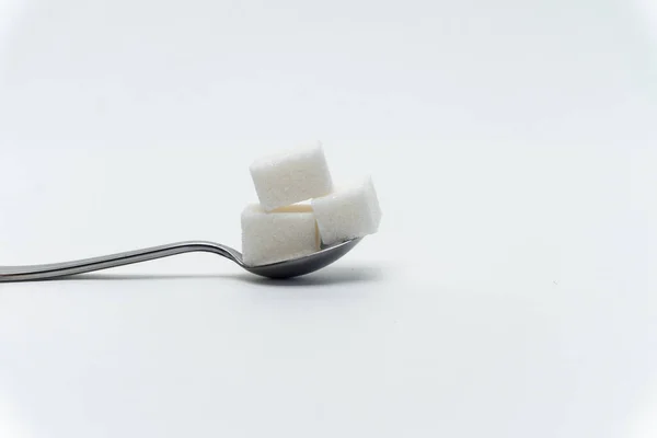 Terrones de azúcar en una cucharadita dulces ingrediente calórico Glucosa — Foto de Stock