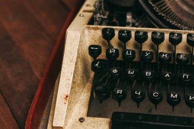 Anahtar harfli daktilo. Kağıt ahşap arkaplan dokusu.