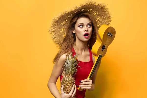 Wesoła kobieta w słomkowym kapeluszu ukulele ręce rekreacja styl życia żółty tło — Zdjęcie stockowe