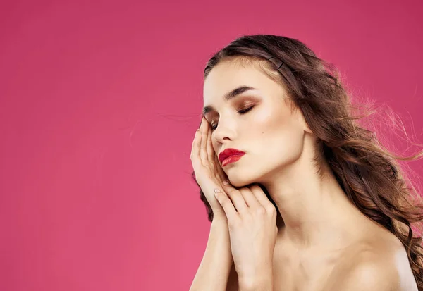 Femme romantique avec des lèvres rouges posant sur un fond rose — Photo