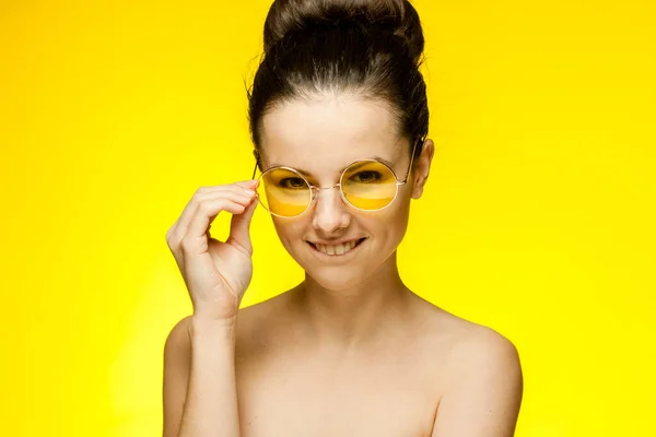 Bella donna divertimento giallo occhiali nudo spalle isolato sfondo — Foto Stock