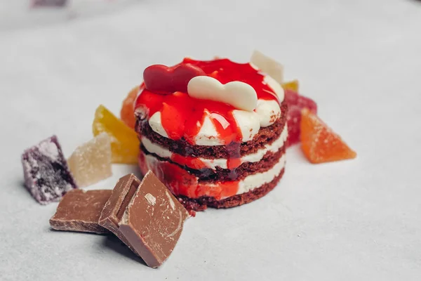 ケーキレッドベルベットデザートスナックの楽しみは、トップビューを食べる — ストック写真