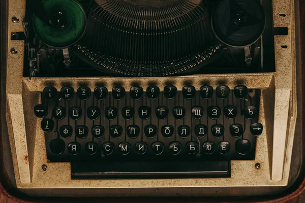 Máquina de escribir con llaves sobre un fondo de madera estilo retro macro de primer plano — Foto de Stock