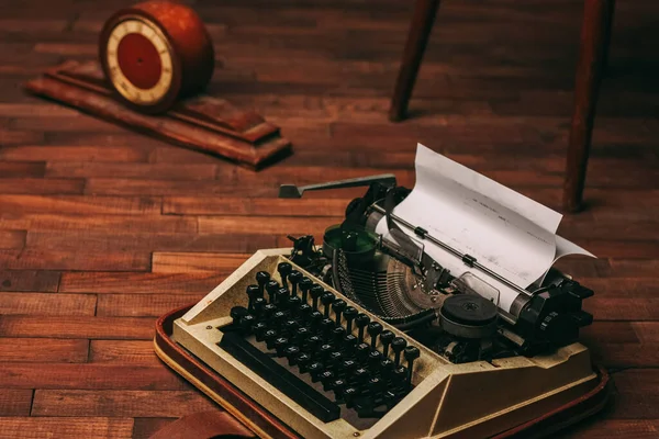 Máquina de escrever vintage para impressão folha branca de papel fundo de madeira invenção retro — Fotografia de Stock