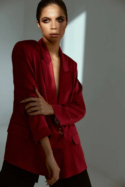 Mulher segurando a mão em sua cabeça casaco vermelho moda posando Estúdio — Fotografia de Stock