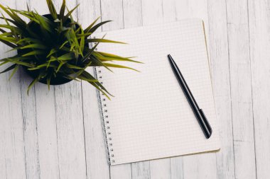 Kalem çiçekli not defteri. Ahşap masa üstü manzaralı.