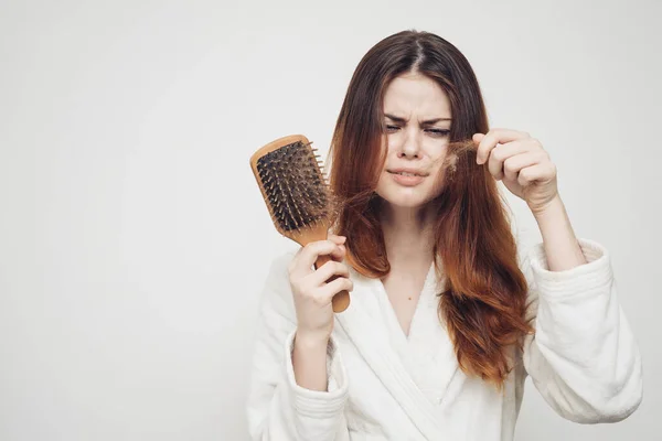 Mulher retira cachos do cabelo de uma perda de pente do modelo de problemas de saúde — Fotografia de Stock
