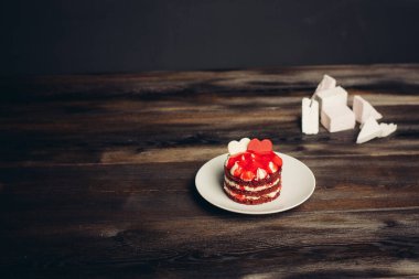 kırmızı yuvarlak pasta tatlı yemek tatlı çay ahşap arka plan