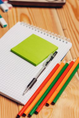 Not defterleri ofis işleri kağıt ahşap arka plan