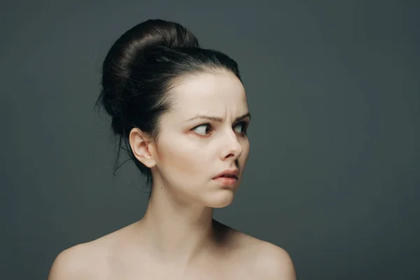 Brünette mit nackten Schultern überrascht Blick Emotionen klare Haut — Stockfoto