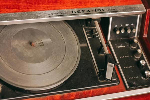 Piros retro gramofon zenelejátszás technológia vintage — Stock Fotó
