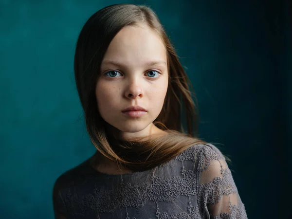 Gyönyörű lány egy szürke ruha laza haj modell portré közelkép vágott kilátás — Stock Fotó