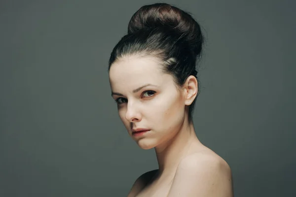 Красивая женщина с голыми плечами чистая кожа моды гламур — стоковое фото