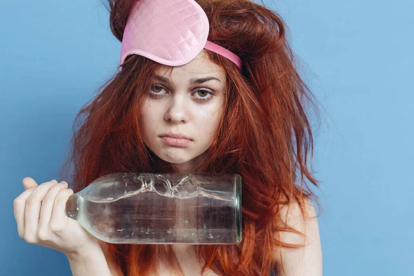 П'яна жінка з пляшкою червоного волосся біля обличчя для алкогольного відпочинку — стокове фото
