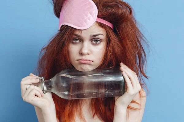 П'яна жінка з пляшкою червоного волосся біля обличчя для алкогольного відпочинку — стокове фото