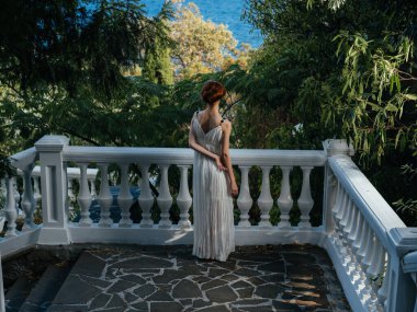 Güzel kadın doğa lüks yeşil yapraklar süsleme prensesi