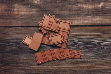 Çikolata küpü masada makul tatlı lezzeti ve hamur işleri