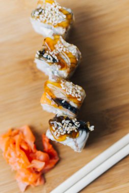 Suşi rulo kırmızı zencefilli yemek çubukları tahta Japon mutfağı