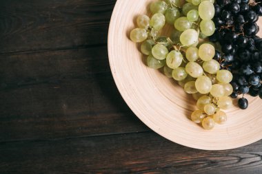 Tabakta çok renkli üzümler vitaminler meyve tazeliği organik