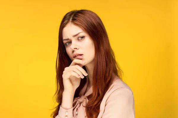 Atraente mulher emoção estúdio moda recortado vista amarelo fundo — Fotografia de Stock