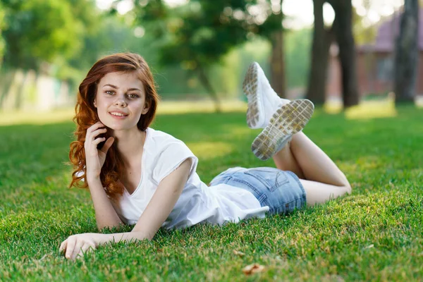 Hübsche Frau liegt auf dem Gras Ruhe Park Natur frische Luft — Stockfoto