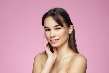 Çıplak omuzlu kadın saç bakım makyajı temiz cilt pembesi