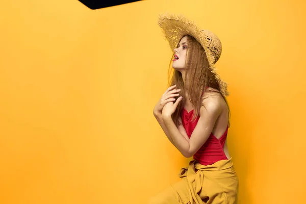 Mulher de chapéu de palha maquiagem brilhante verão estilo de vida divertido fundo amarelo — Fotografia de Stock