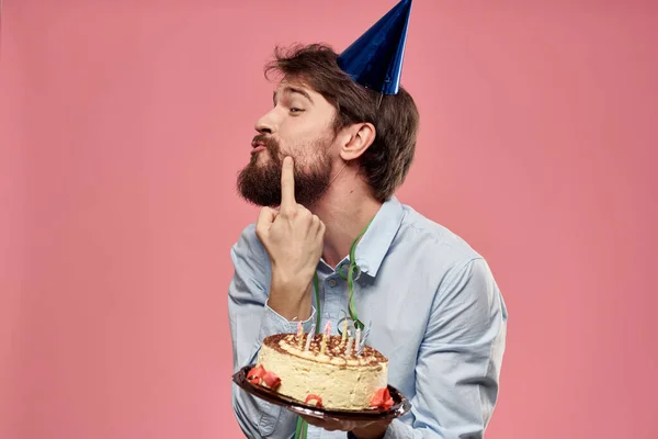 Barbudo hombre con pastel en rosa fondo emociones recortado ver — Foto de Stock