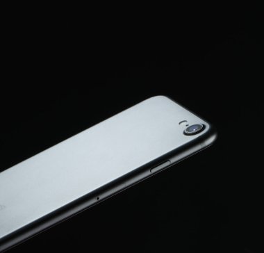 Siyah arkaplan teknolojisi dokusunda kamera olan modaya uygun dokunmatik telefon