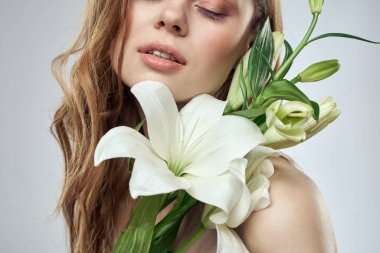 Çiçekli duygusal bir kadın. Bahar modeli. Çıplak omuzlar.