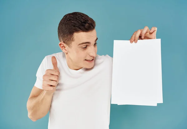 Man met wit vel papier Poster mockup reclame blanco — Stockfoto