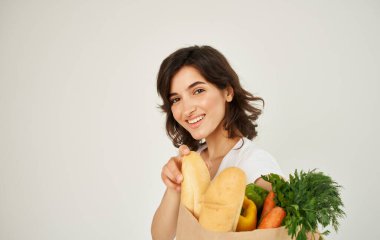 Beyaz tişörtlü esmer sağlıklı yiyecekler yiyor.