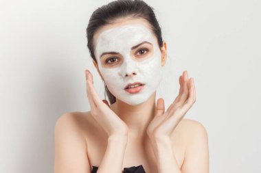 Kırpılmış görünüm için yüz fırçasında esmer, çekici bir maske