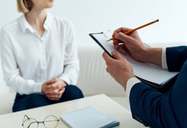 Kanepedeki kadın ve ofisteki iş adamı.