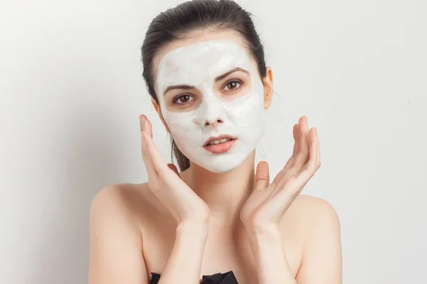 Привлекательная маска крема брюнетки на кисти для нанесения обрезанный вид — стоковое фото