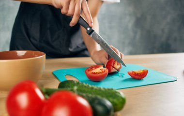 Taze sebze dilimlemek, sofra hazırlamak, mutfak hazırlamak, sağlıklı yiyecekler.