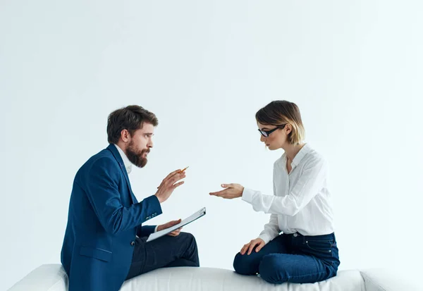 Uomini e donne d'affari si siedono sul divano comunicando i dipendenti — Foto Stock