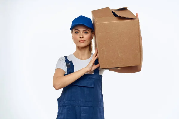 Женщина рабочая форма коробка с инструментами доставка погрузки службы — стоковое фото