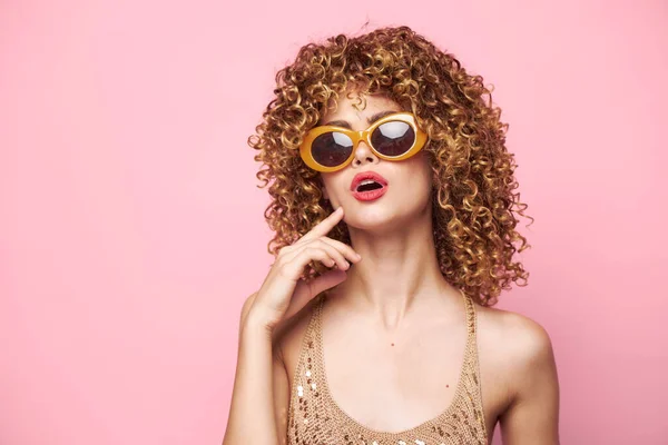 Lady Elegante pelo rizado con gafas de sol de fondo rosa —  Fotos de Stock