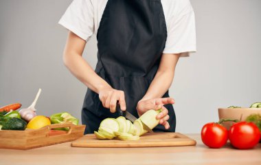 Sebzeleri dilimlemek, yemekleri pişirmek sağlıklı gıda diyeti ekonomisi