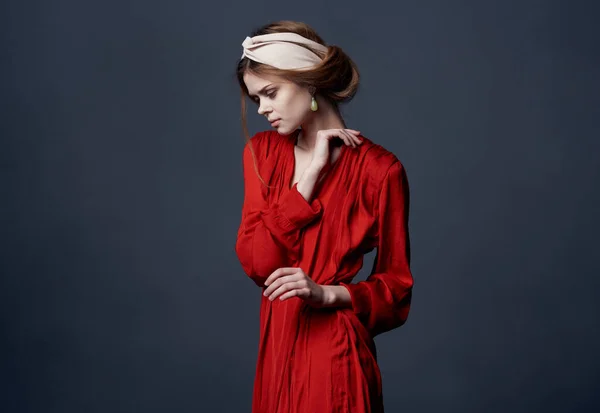 Mulher elegante vestido vermelho decoração luxo etnia modelo — Fotografia de Stock