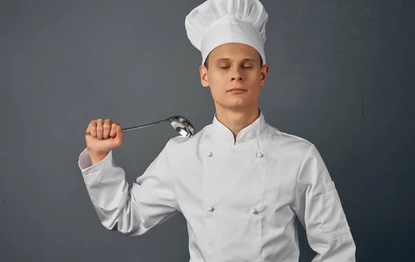 Mannelijke chef-kok keukengerei koken in restaurant studio — Stockfoto