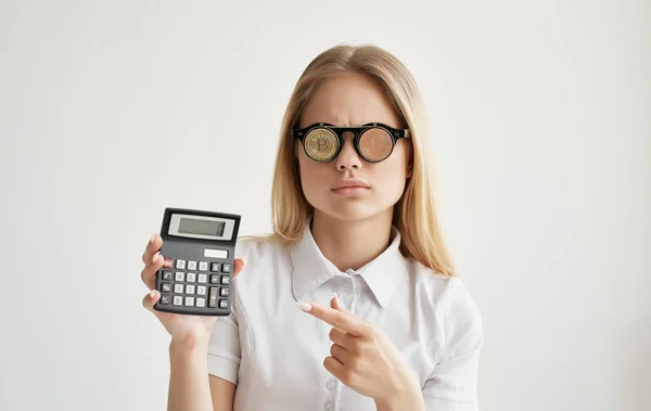 Óculos de mulher alegres na forma de criptomoeda Bitcoin calculadora dinheiro financeiro — Fotografia de Stock