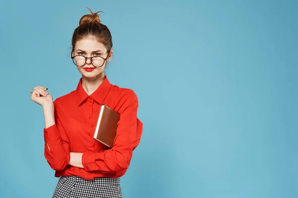 Elegante donna con gli occhiali camicia rossa segretario blocco note Studio — Foto Stock